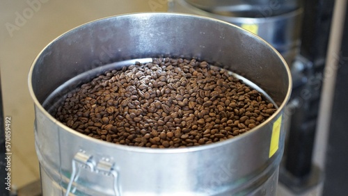 geröstete Kaffeebohnen in Fass aus Metall, Kaffeerösterei