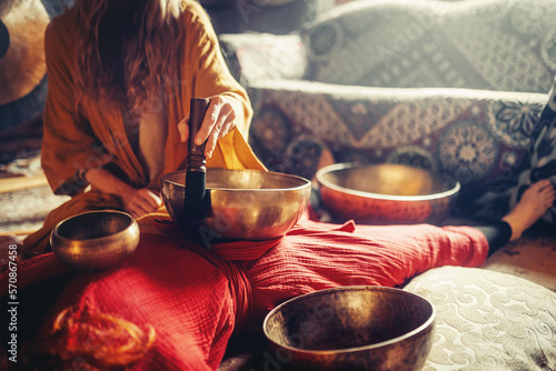 Quadro su tela beautiful woman playng on tibetan bowl