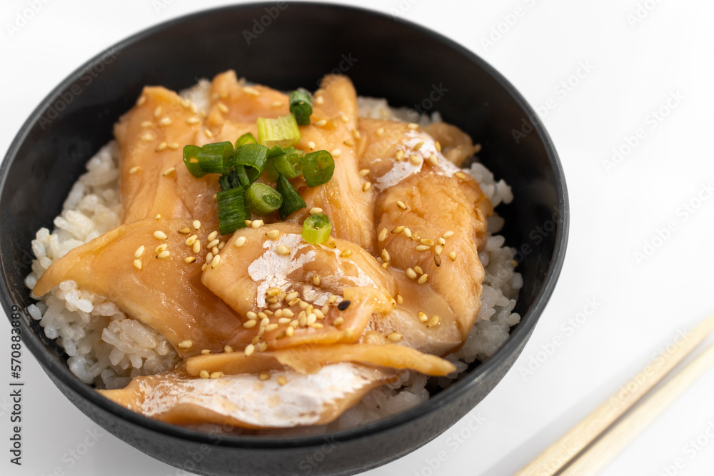サーモンの漬け丼(麵汁とごま油) サーモンの漬け丼(麵汁とごま油)