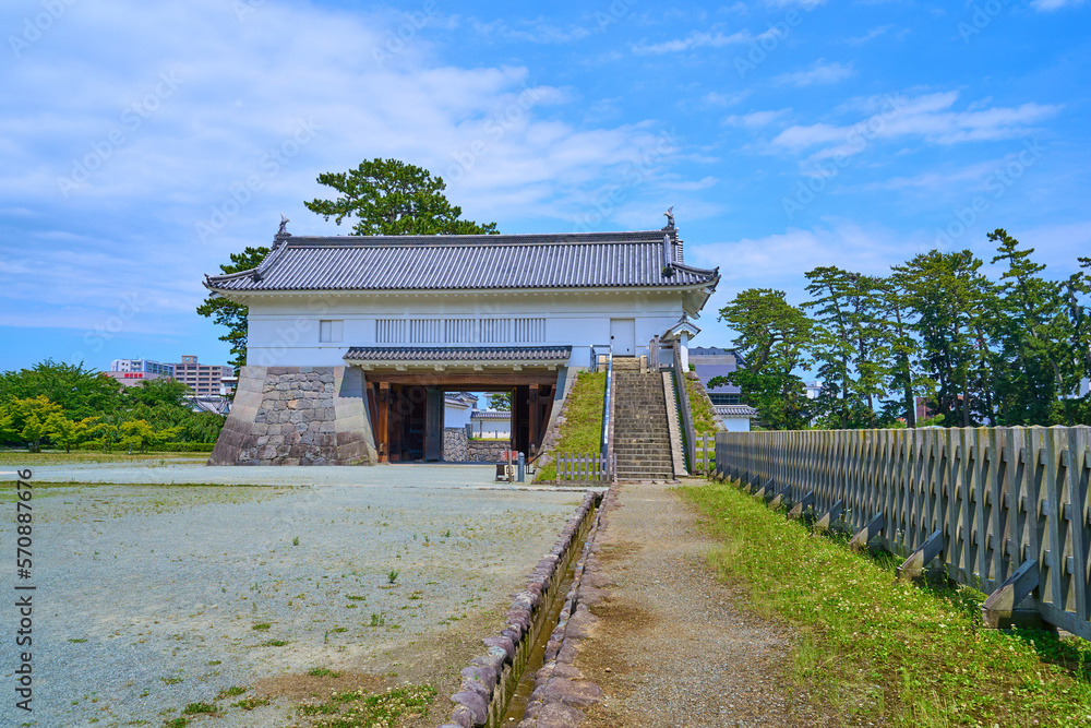 Obraz premium 神奈川県小田原城址公園の銅門広場にある銅門(あかがねもん)を見る