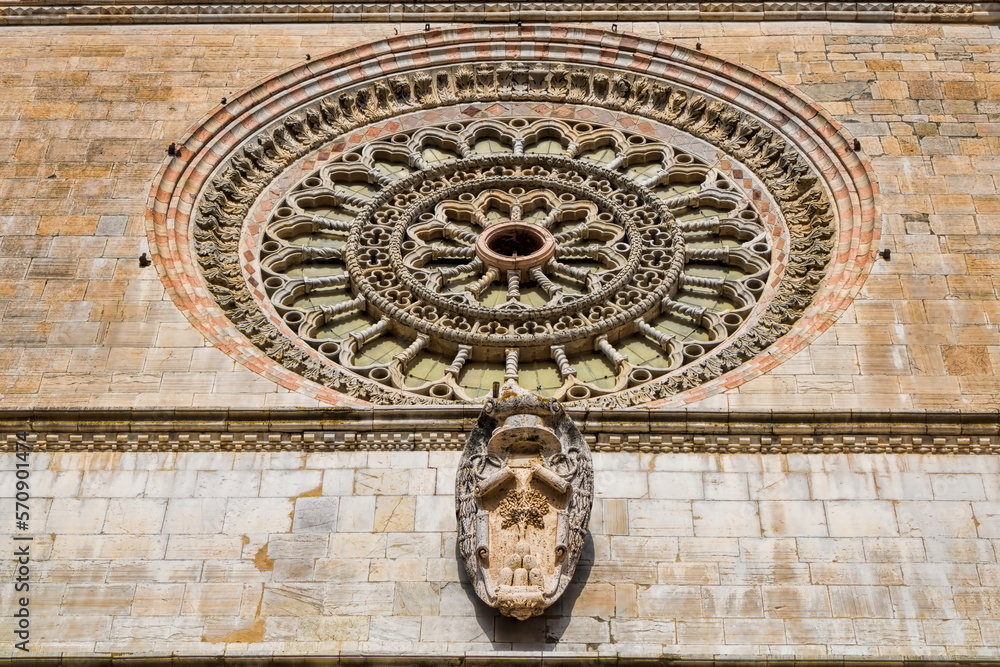 Obraz premium todi, italien - fensterrosette am dom