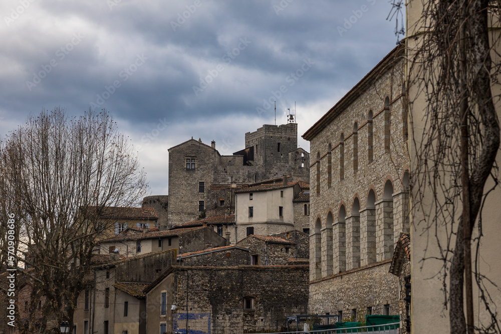 Laroque par temps nuageux, village médiéval fortifié bâti sur un piton rocheux à la sortie des Gorges de l'Hérault
