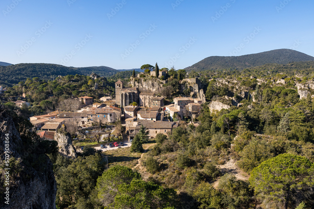 Village de Mourèze et son son église du XIIe siècle, au cœur d'un cirque dolomitique