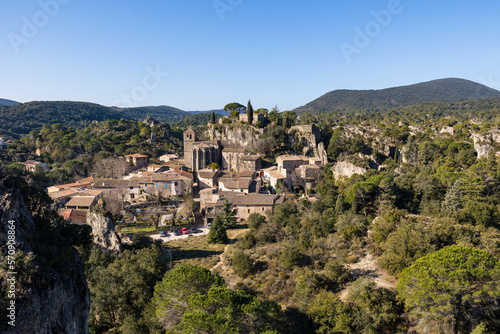 Village de Mourèze et son son église du XIIe siècle, au cœur d'un cirque dolomitique photo