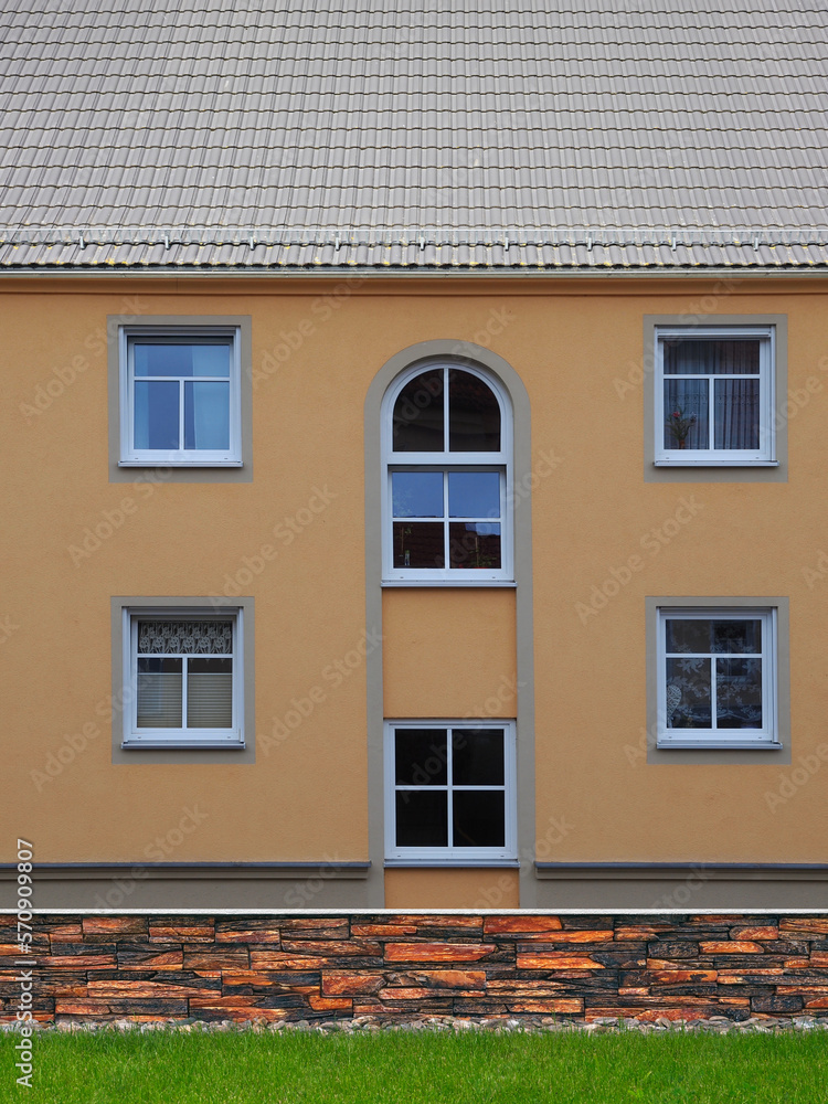 Obraz premium Gebäude mit Rasenfläche 