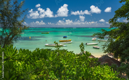 Fotografie Boats on Bain boeuf beach and Coin de Mire Island, Mauritius