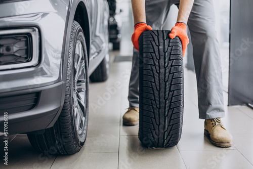 Obraz na płótnie Mechanic changing tires in a car service