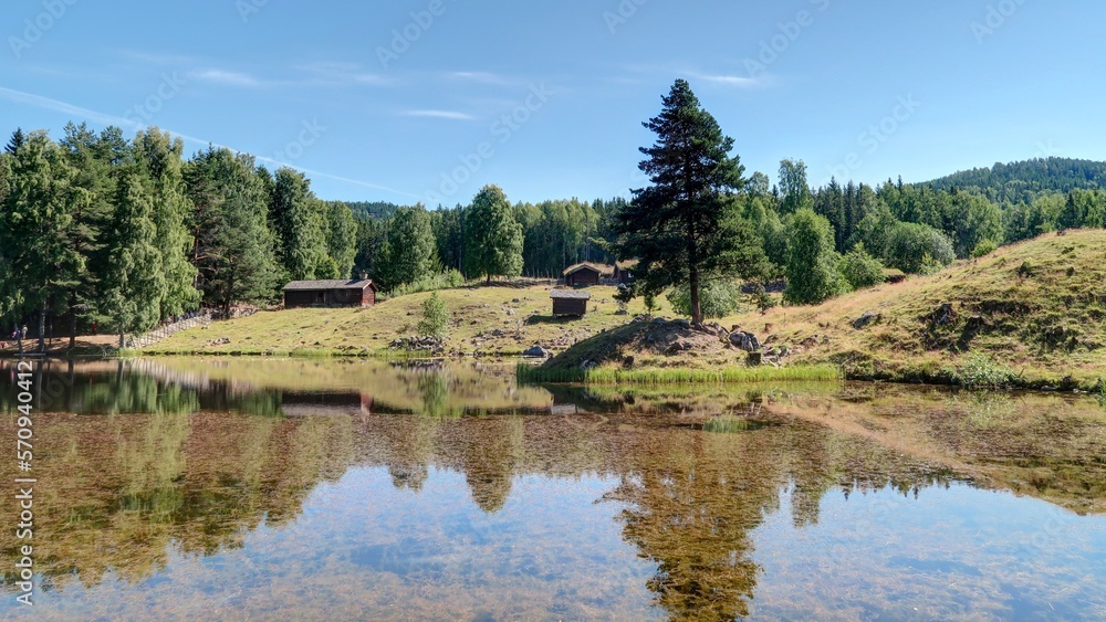 village près d'un étang à Lillehammer en Norvège