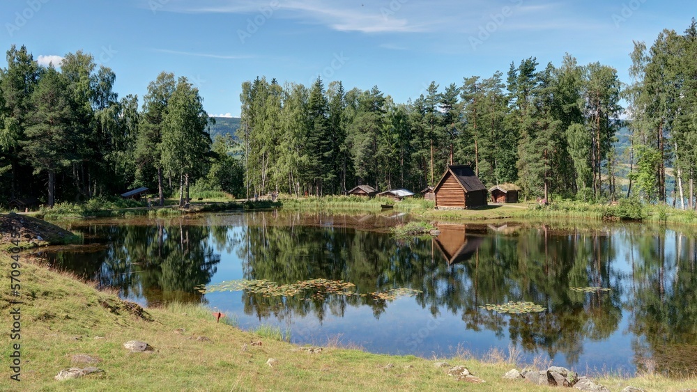 village près d'un étang à Lillehammer en Norvège