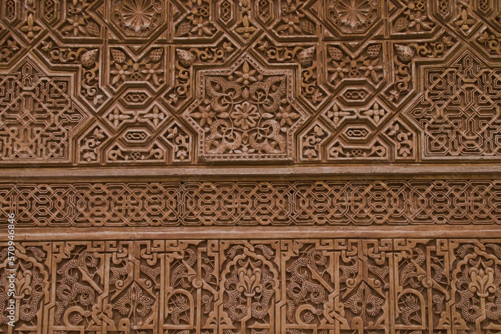 detalles mocárabes en pared de la alhambra 