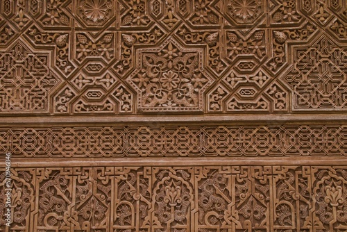 detalles mocárabes en pared de la alhambra  photo