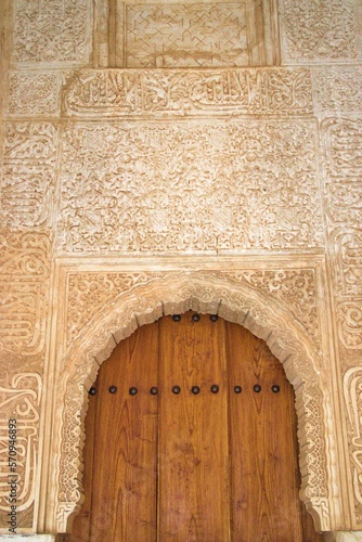 Fototapeta Naklejka Na Ścianę i Meble -  puerta y detalle muro yeso alhambra