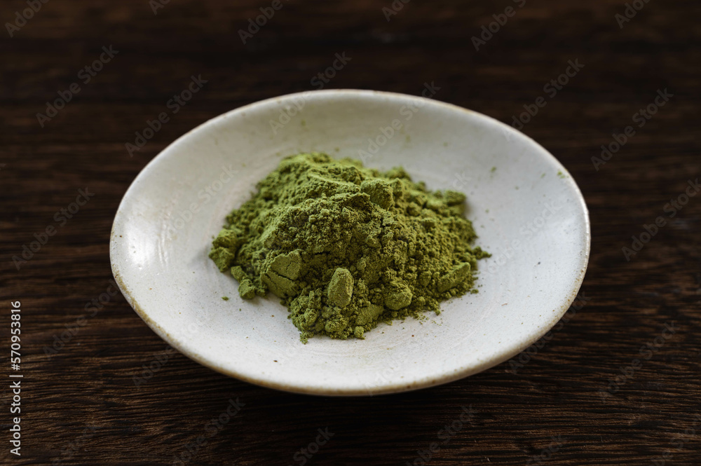 黒い背景の粉末緑茶 黒い背景の粉末緑茶