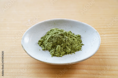和食器に盛った粉末緑茶