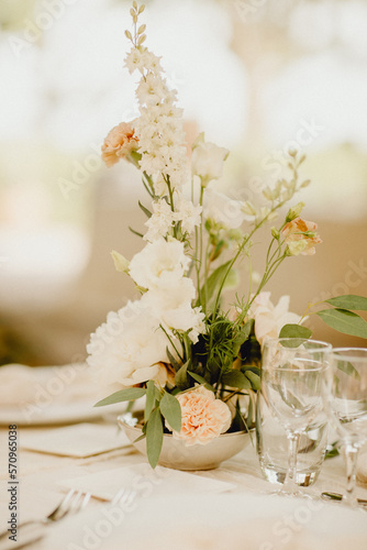 Bouquet de fleurs sur la table provençale