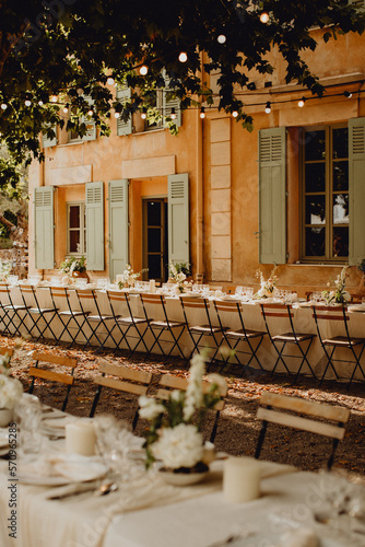 Salle de réception de mariage provençale en extérieur photo