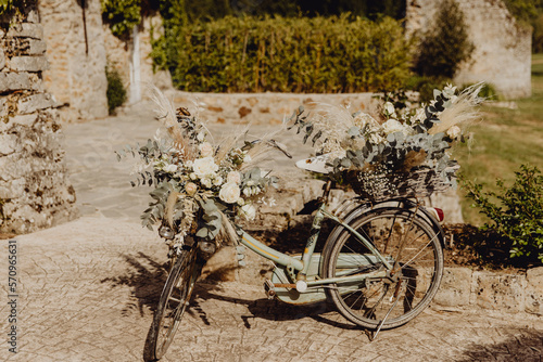 Vélo rétro décoré de fleurs pour l'évènement 