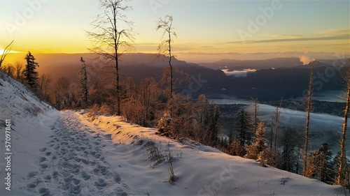 Vue sur le lac du Bourget du côté du Revard au coucher du soleil Hiver 2023 