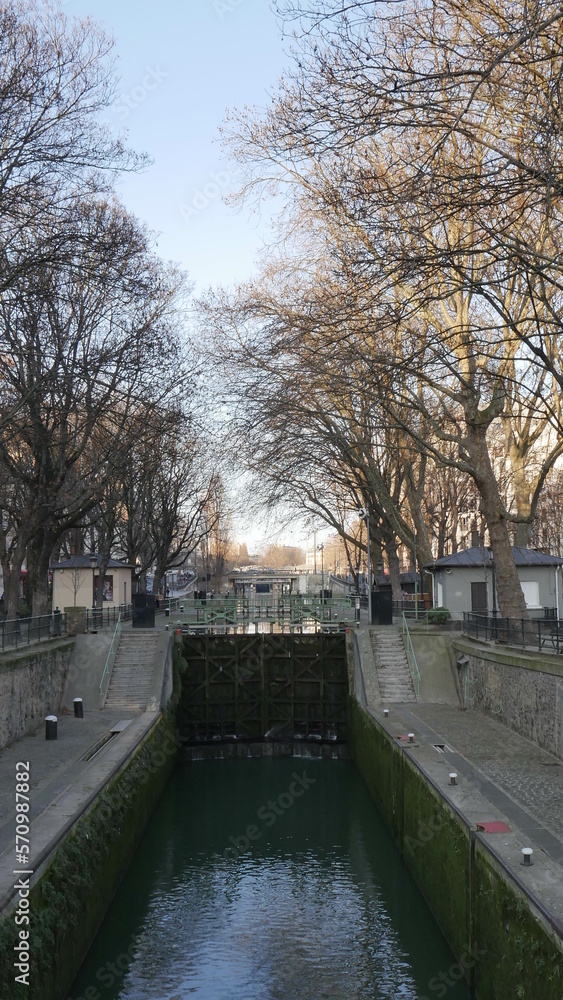 Foto de Écluse du canal SaintMartin, réserve d'eau et changement de