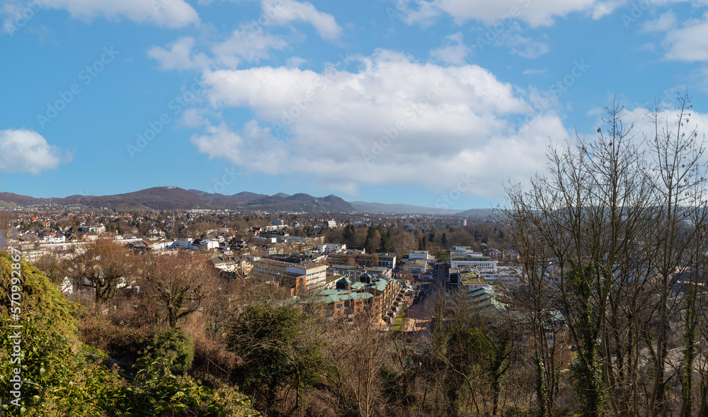 Panorama von Bad Godesberg, im Hintergrund das Siebengebirge mit der Burgruine Drachenfels