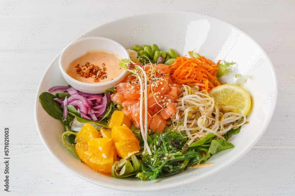 Poke bowl de saumon (mangue, carotte, nouilles, citron, algues, edamame, chou) Poke bowl de saumon (mangue, carotte, nouilles, citron, algues, edamame, chou)