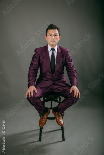 Hombre en traje sentado en una silla