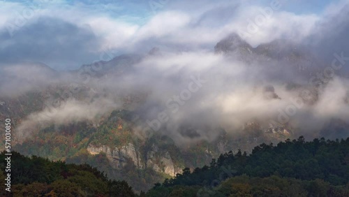 長野県 戸隠 鏡池の紅葉と秋の景色