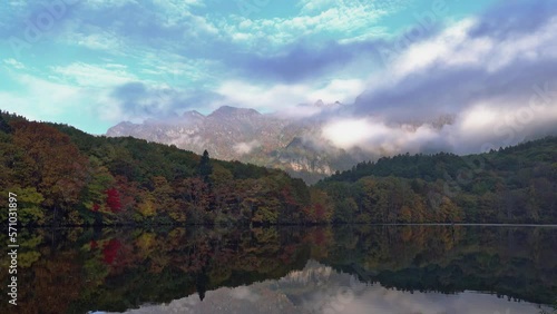長野県 戸隠 鏡池の紅葉と秋の景色