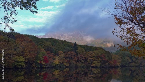 長野県 戸隠 鏡池の紅葉と秋の景色
