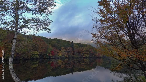 長野県 戸隠 鏡池の紅葉と秋の景色