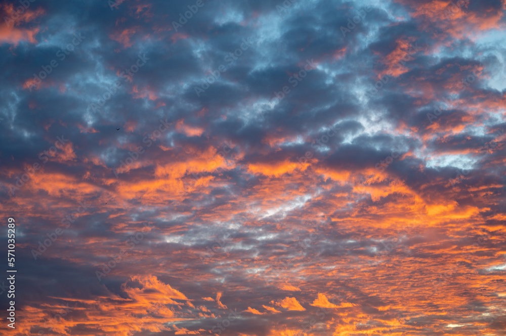Naklejka premium nuages dramatique au coucher du soleil