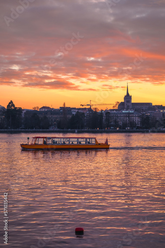 Foto bateau taxi dans la rade au coucher du soleil, Genève