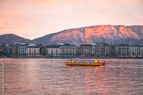 bateau taxi dans la rade au coucher du soleil, Genève photo