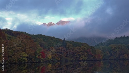 長野県 戸隠 鏡池の紅葉と秋の景色