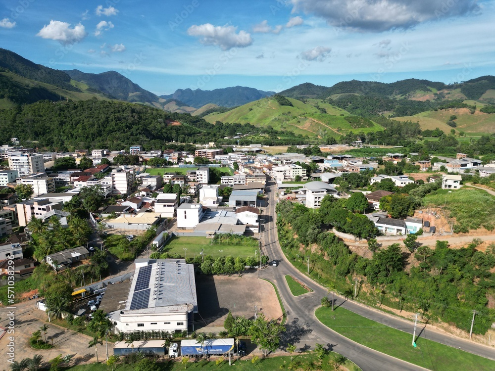 Imagem aérea da cidade de Alfredo chaves e da estrada que dá acesso a