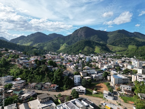 Schilderij op canvas Imagem aérea da cidade de Alfredo chaves e da estrada que dá acesso a cede do município, mostrando a parte comercial e residencial