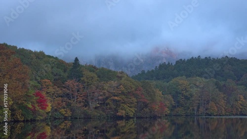 長野県 戸隠 鏡池の紅葉と秋の景色