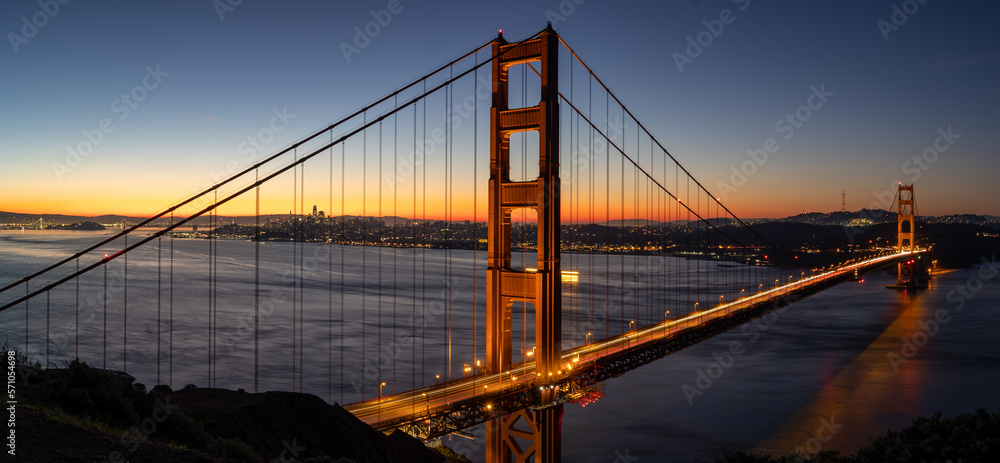 Fototapeta premium View of the Golden Gate Bridge just before sunrise