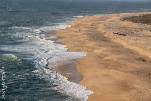 Desde arriba, la playa de Nazaré, Portugal, con las olas del océano Atlantico