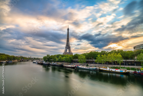 Eiffel Tower at sunrise in Paris, France © Pawel Pajor