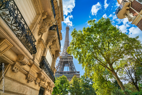 Canvas Print Eiffel Tower seen from the streets of Paris. France