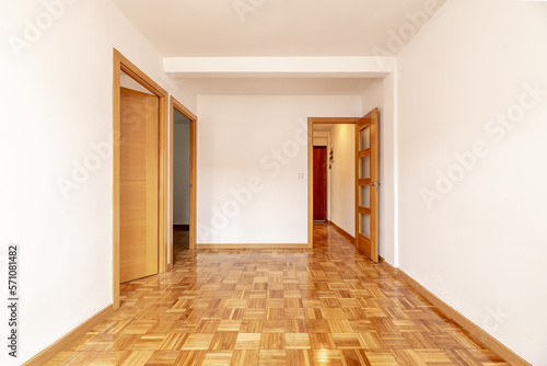 Foto Empty living room of an apartment with parquet flooring of freshly stabbed and v