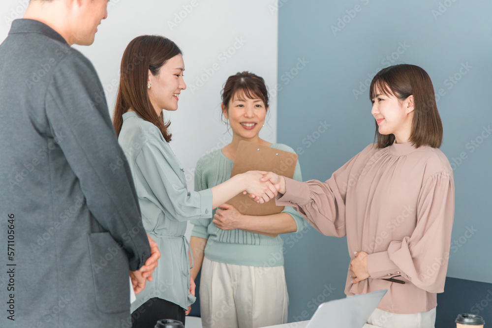 Obraz premium 握手するビジネスマンとビジネスウーマン（商談・契約・交渉・取引・プレゼン・表彰） 