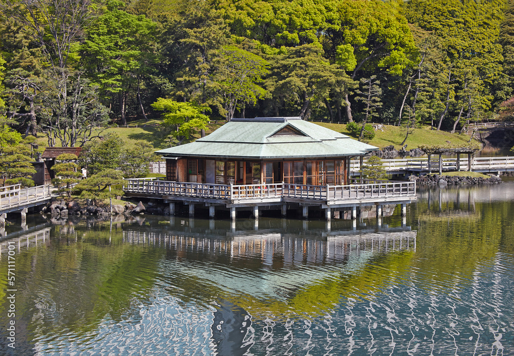 Fototapeta premium 浜離宮恩賜庭園,中島の御茶屋,夏