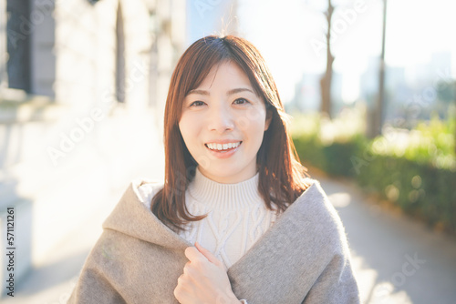 冬の屋外で微笑む女性