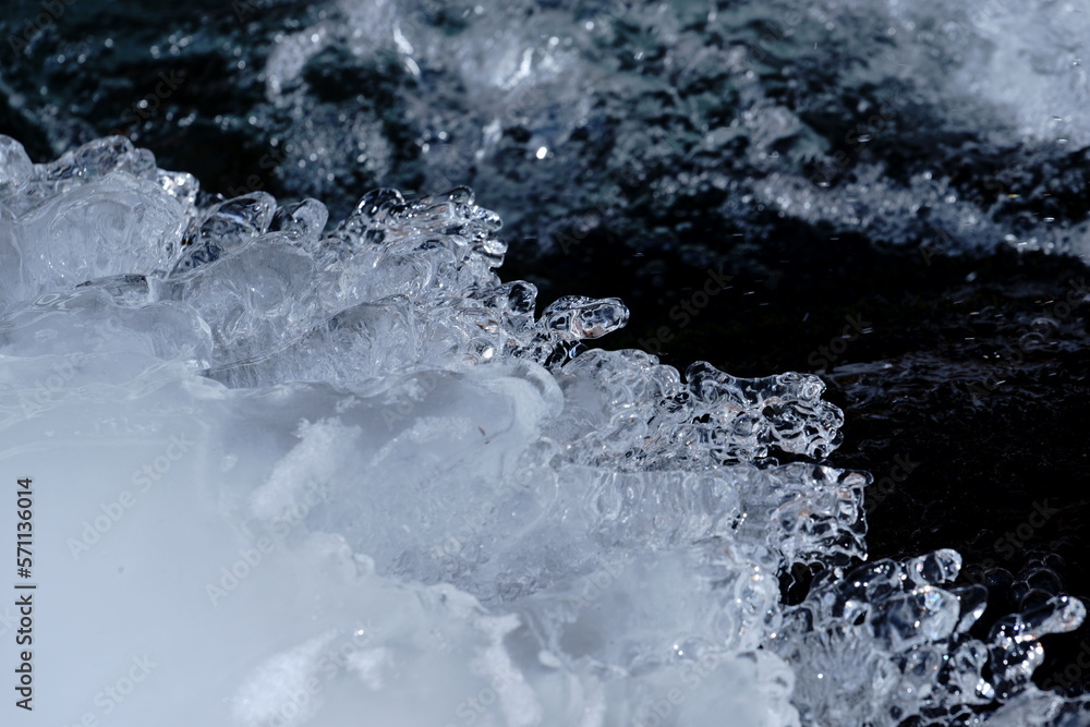 冬の渓流にできた氷のクリスタル 冬の渓流にできた氷のクリスタル