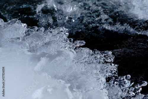 冬の渓流にできた氷のクリスタル © askaflight
