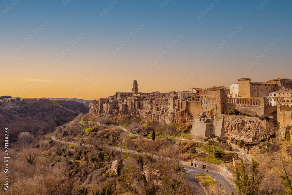 Scorcio del bellissimo paese di Pitigliano all'alba, con le sue mura erette sul tufo