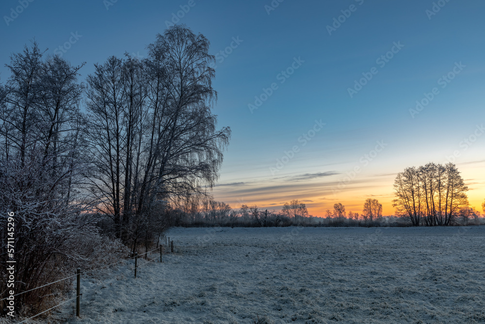 Kalter Morgen auf einem Feld in Bayern im Winter