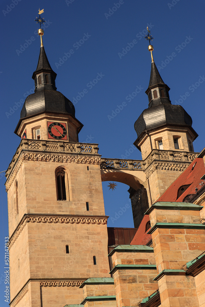 Bayreuth; Turmpaar mit Brücke der spätgotischen Stadtkirche Heilig Dreifaltigkeit